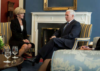 El vicepresidente Pence y el canciller Bishop se reúnen por primera vez en la Casa Blanca, febrero de 2017.