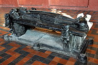 Grafmonument van Hugo II, burggraaf van Gent van 1227 tot 1232, in de refter van de abdij