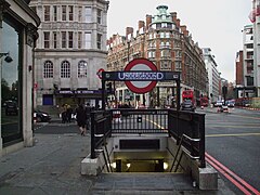 De oostelijke toegang aan Knightsbridge