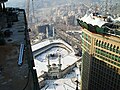 Ebrac el-Beyt kulelerinin inşaatları arasından Kabe