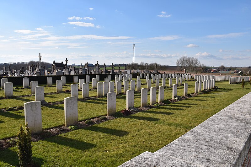 File:Hénin Communal Cemetery Extension 10.jpg