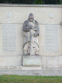 Monument aux morts portant le nom de volontaires français ayant combattu aux côtés des Polonais.