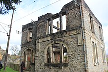 Photographie en couleurs des ruines du bureau de poste