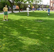 „Fußball ohne Grenzen“ ist eine Skulptureninstallation von Christel Lechner anlässlich der WM 2006. Vorsicht beim Reingrätschen, Die Jungs sind aus Beton - panoramio.jpg