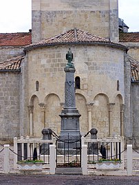 Lo monument aus morts darrèr la glèisa.