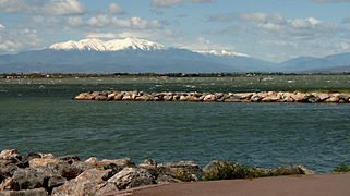 L'étang de Leucate et le mont Canigou