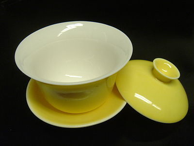 The container is covered with a plate or lid (like the lid of this gaiwan) during steeping.