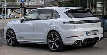 Porsche Cayenne (2023–) - left rear view