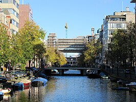 Zicht op de Nieuwe Achtergracht. Op het Roeterseiland (achtergrond) wordt een nieuw universiteitsgebouw over de gracht heen gebouwd. Er voor ligt brug nr. 260.