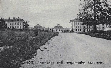 Kasernerna vid Sveavägen någon gång mellan 1910 och 1927 sett från Drottninggatan, Boden.