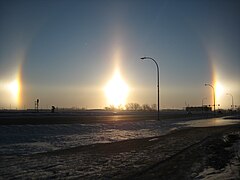 Phénomène de Parhélie Ce « faux soleil » est un phénomène optique, lié à celui du halo solaire. La forme est très large et circulaire, et ne se déplace pas dans le ciel.