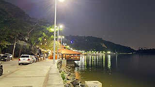 Praia da Bica e seus quiosques e restaurantes.