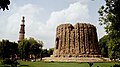 Alai Minar (im Hintergrund Qutb Minar)