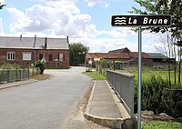 Entrée du village et pont sur la Brune.