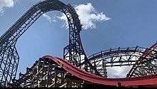 Description de l'image Wildcat’s Revenge train going down its first drop.jpg.