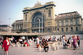 A pályaudvar és az előtte lévő aluljáró 1985-ben