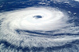 Ciclón Catarina, un infrecuente ciclón tropical del Atlántico Sur visto desde la Estación Espacial Internacional. se ve unos brazos que se aproxima a la forma de una espiral logarítmica.