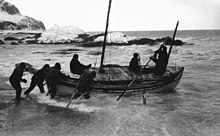 Le James Caird lors de sa mise à l'eau pour le voyage.