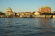 Le terminal des vaporetti vu de la lagune de Venise.