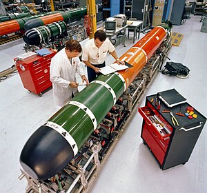 Techniker warten ein Mark-48-Torpedo in Keyport Washington, 1982.