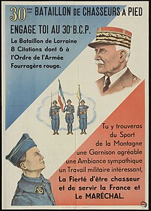 Affiche bleu-blanc-rouge montrant un jeune soldat regardant vers le maréchal Pétain. Elle notamment les textes : engage-toi au trentième bataillon de chasseurs à pied, ainsi que Tu y trouveras du Sport, de la Montagne, une Garnison agréable, une Ambiance sympathique, un Travail militaire intéressant, la Fierté d'être chasseur et de servir la France et Le MARECHAL.