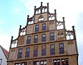 Crüwel-Haus (1530) in Bielefeld, Stufengiebel mit Fialen- und Maßwerkbekrönung