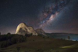 #11: ذروة Pedra Azul (الحجر الأزرق) مع مركز درب التبانة فوقها. نسب العمل لمُؤَلِّفه: EduardoMSNeves (CC BY-SA 4.0)