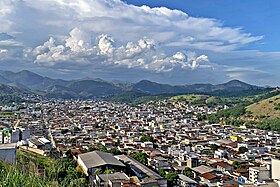 Vista parcial da cidade, em área correspondente ao distrito Senador Melo Viana, a partir do Alto Giovannini.