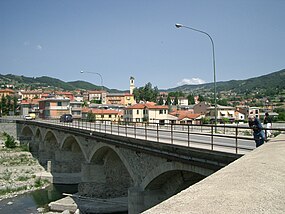 Vista de Borgotaro da ponte de San Rocco