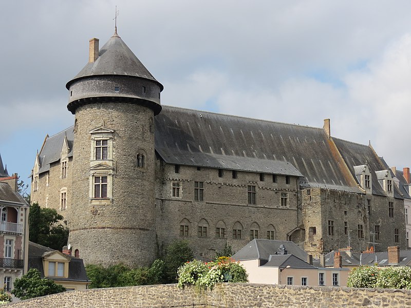 File:Château de Laval 44.JPG