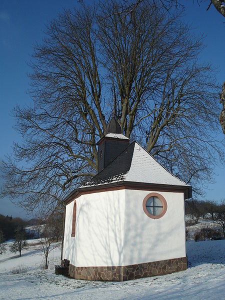 File:Hüttenberger Kapelle hinten.JPG