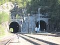 Dombås stasjon. Tunneler Dovrebanen (t.h) og Raumabanen (t.v.).