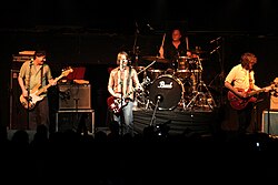 Mudhoney esiintymässä vuonna 2007 (vasemmalta oikealle: Guy Maddison, Mark Arm, Dan Peters ja Steve Turner)