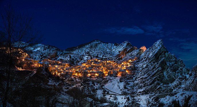 Nocna panorama Castelmezzano w regionie Basilicata, autor: Paolo Santarsiero