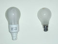 CFL dissenyada per assemblar-se a un llum incandescent. Es mostra un bulb incandescent a la dreta per establir una comparació