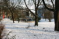 Ausgang zum Schlosspark im Winter, versteckt zwischen den Bäumen