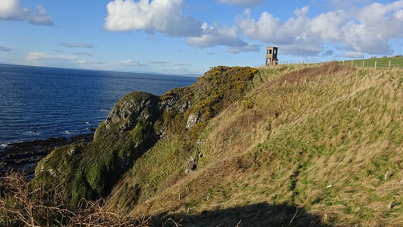 File:RAF WWII Quadrant Tower, Dunure, South Ayrshire. Distant view..jpg