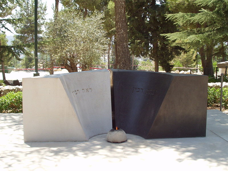 File:Rabins' Grave.JPG