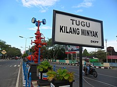 Tugu Kilang Minyak di Karang Anyar