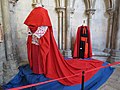 Cappa magna di mons. Pierre Petit de Julleville e di mons. Joseph-Marie-Eugène Martin custodita nella cattedrale di Rouen; si vede in fondo a destra un abito piano cardinalizio con ferraiolo