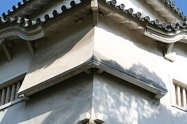 Les mâchicoulis du château de Himeji sont situés sur les angles du donjon.