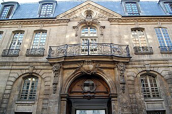 Entrance to the Hôtel d'Albret at no. 31