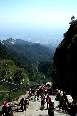 由泰山景点向下俯瞰泰山区