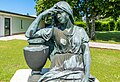 English: Bronze statue "The Mourning" on the square in front of the mortuary Deutsch: Bronze-Plastik „Die Trauernde“ auf dem Platz vor der Aufbahrungshalle