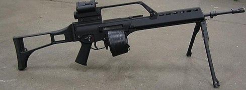 Un HK G36 con bípode y tambor doble de 100 cartuchos.