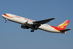 A Hainan Airlines Pekingbe tartó Boeing 767–300ER típusú repülőgépe a Liszt Ferenc nemzetközi repülőtéren