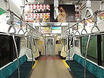 サハE231形4600番台車内（E233系に準じた車内設備になっている）