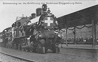 Eröffnungszug der BT und der Rickenbahn in Herisau am 1. Oktober 1910. An der Spitze eine BT Eb 3/5, dahinter eine SBB A 3/5 603–616.