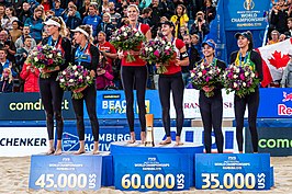 het podium met v.l.n.r.: Alexandra Klineman en April Ross (zilver); Sarah Pavan en Melissa Humana-Paredes (goud); Mariafe Artacho del Solar en Taliqua Clancy (brons)