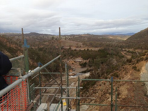 Вид с плотины на Канберру. Слева гора Стромло (англ. Mount Stromlo); белые точечки — обсерватория Маунт-Стромло. Фото: Hawkeye7